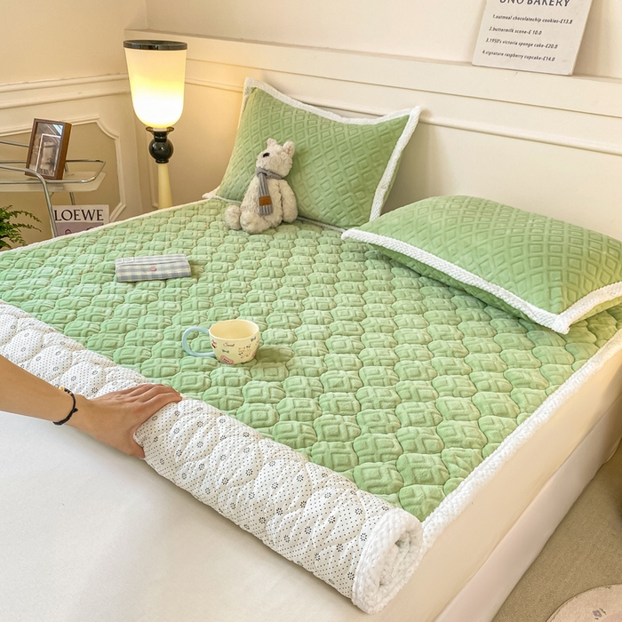 91家纺网 家纺一手货源 找家纺 正邦家纺 2025新款加厚全消光牛奶绒夹棉床褥高克重5D雕花牛奶绒单人床上下铺床护垫 苹果绿