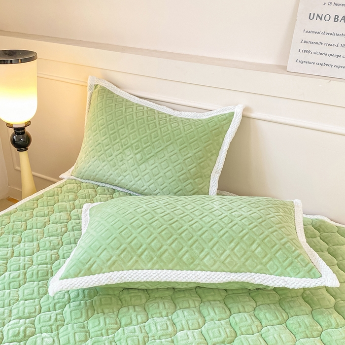 91家纺网 家纺一手货源 找家纺 正邦家纺 2025新款加厚全消光牛奶绒夹棉床褥高克重5D雕花牛奶绒单人床上下铺床护垫 苹果绿