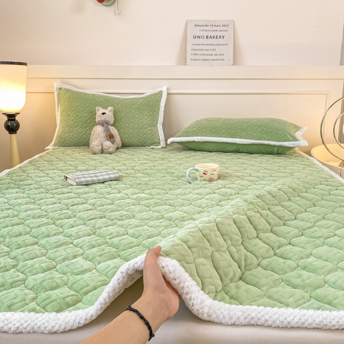 91家纺网 家纺一手货源 找家纺 正邦家纺 2025新款加厚全消光牛奶绒夹棉床褥高克重5D雕花牛奶绒单人床上下铺床护垫 苹果绿