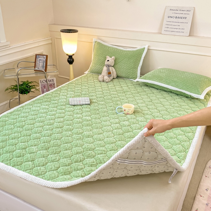 91家纺网 家纺一手货源 找家纺 正邦家纺 2025新款加厚全消光牛奶绒夹棉床褥高克重5D雕花牛奶绒单人床上下铺床护垫 苹果绿