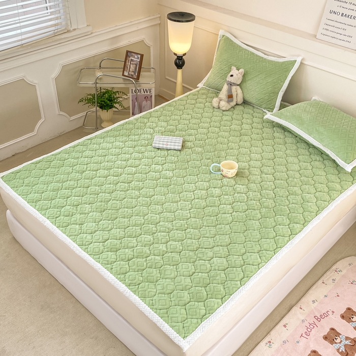 91家纺网 家纺一手货源 找家纺 正邦家纺 2025新款加厚全消光牛奶绒夹棉床褥高克重5D雕花牛奶绒单人床上下铺床护垫 苹果绿