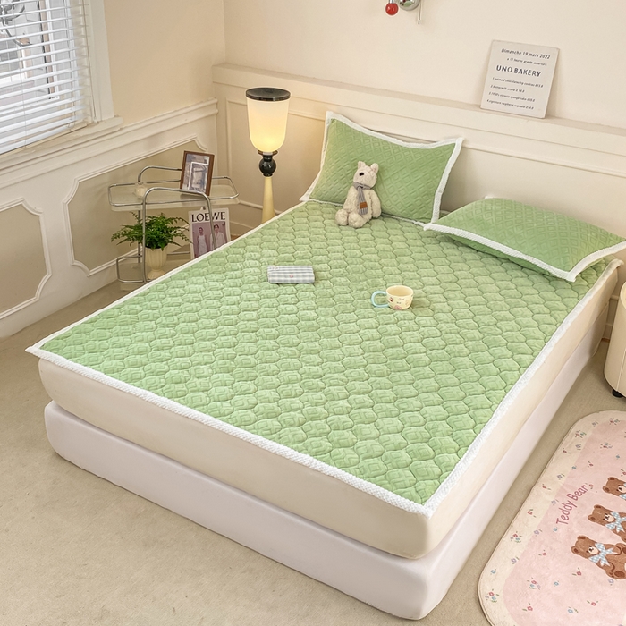 91家纺网 家纺一手货源 找家纺 正邦家纺 2025新款加厚全消光牛奶绒夹棉床褥高克重5D雕花牛奶绒单人床上下铺床护垫 苹果绿