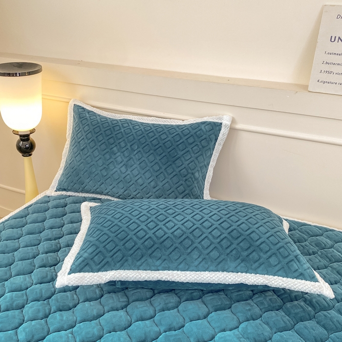 91家纺网 家纺一手货源 找家纺 正邦家纺 2025新款加厚全消光牛奶绒夹棉床褥高克重5D雕花牛奶绒单人床上下铺床护垫 青花蓝