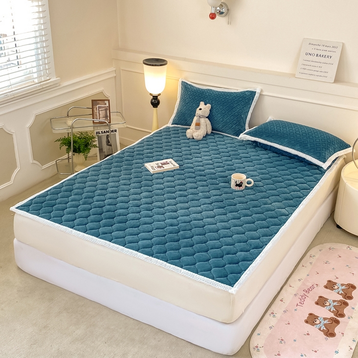 91家纺网 家纺一手货源 找家纺 正邦家纺 2025新款加厚全消光牛奶绒夹棉床褥高克重5D雕花牛奶绒单人床上下铺床护垫 青花蓝