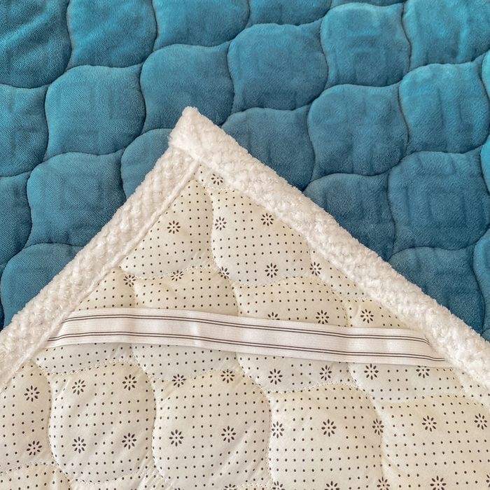 91家纺网 家纺一手货源 找家纺 正邦家纺 2025新款加厚全消光牛奶绒夹棉床褥高克重5D雕花牛奶绒单人床上下铺床护垫 青花蓝