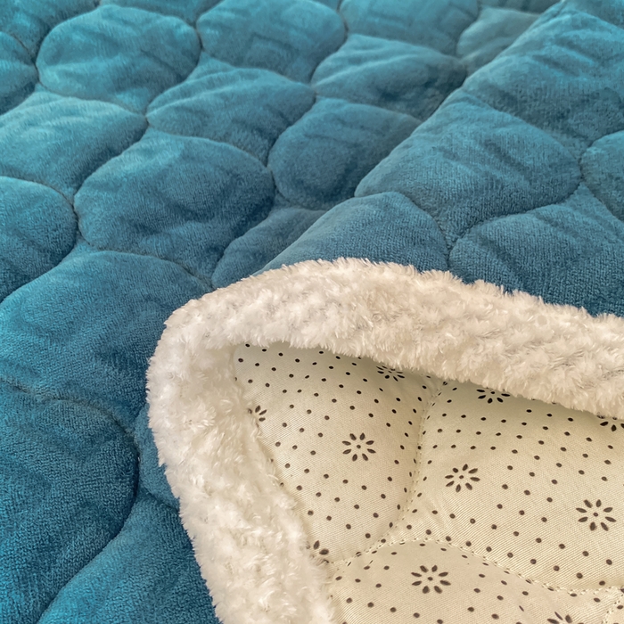 91家纺网 家纺一手货源 找家纺 正邦家纺 2025新款加厚全消光牛奶绒夹棉床褥高克重5D雕花牛奶绒单人床上下铺床护垫 青花蓝