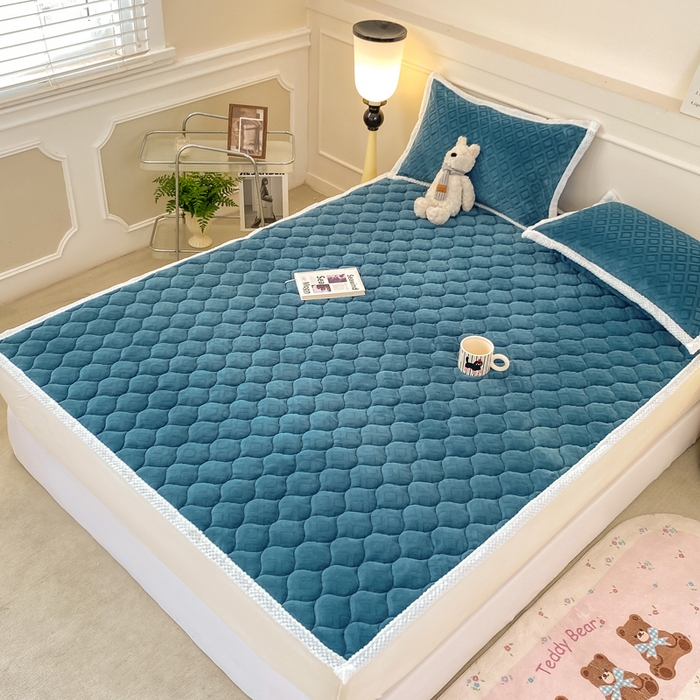 91家纺网 家纺一手货源 找家纺 正邦家纺 2025新款加厚全消光牛奶绒夹棉床褥高克重5D雕花牛奶绒单人床上下铺床护垫 青花蓝