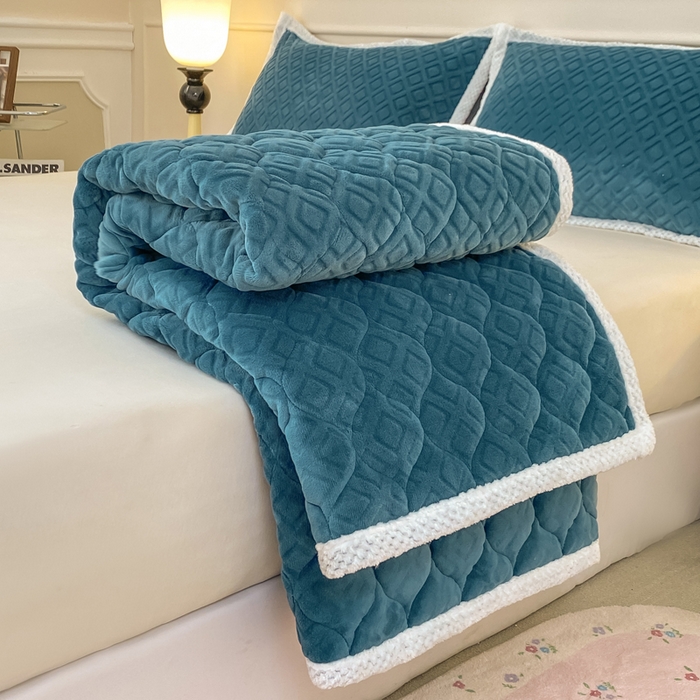 91家纺网 家纺一手货源 找家纺 正邦家纺 2025新款加厚全消光牛奶绒夹棉床褥高克重5D雕花牛奶绒单人床上下铺床护垫 青花蓝