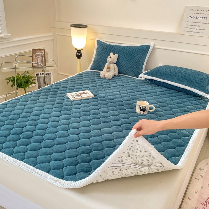 91家纺网 家纺一手货源 找家纺 正邦家纺 2025新款加厚全消光牛奶绒夹棉床褥高克重5D雕花牛奶绒单人床上下铺床护垫 青花蓝