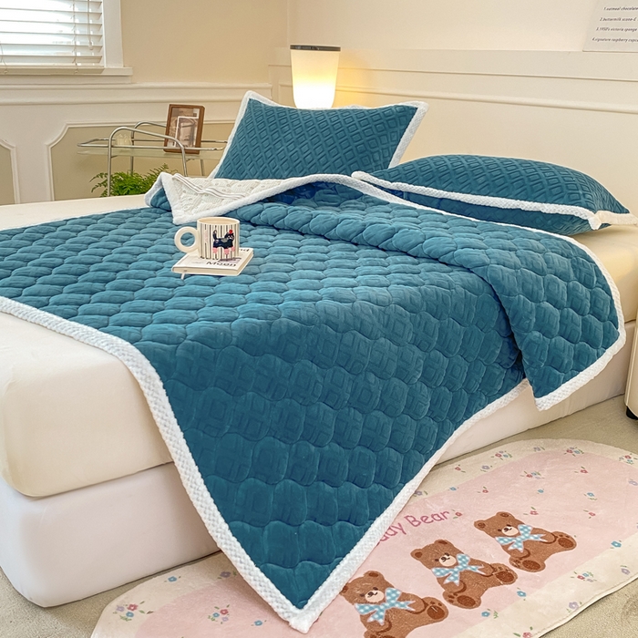 91家纺网 家纺一手货源 找家纺 正邦家纺 2025新款加厚全消光牛奶绒夹棉床褥高克重5D雕花牛奶绒单人床上下铺床护垫 青花蓝