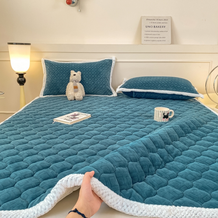 91家纺网 家纺一手货源 找家纺 正邦家纺 2025新款加厚全消光牛奶绒夹棉床褥高克重5D雕花牛奶绒单人床上下铺床护垫 青花蓝