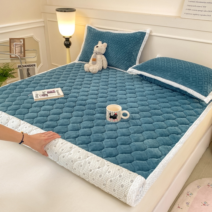 91家纺网 家纺一手货源 找家纺 正邦家纺 2025新款加厚全消光牛奶绒夹棉床褥高克重5D雕花牛奶绒单人床上下铺床护垫 青花蓝