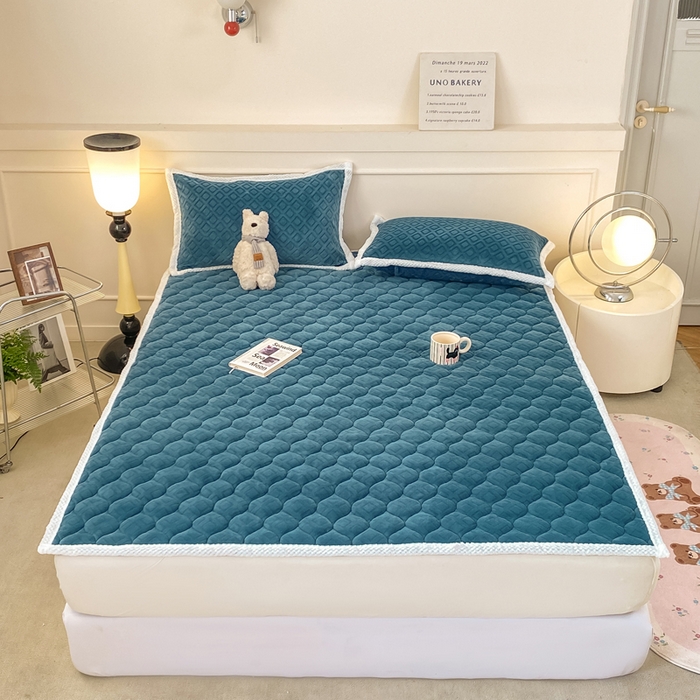 91家纺网 家纺一手货源 找家纺 正邦家纺 2025新款加厚全消光牛奶绒夹棉床褥高克重5D雕花牛奶绒单人床上下铺床护垫 青花蓝