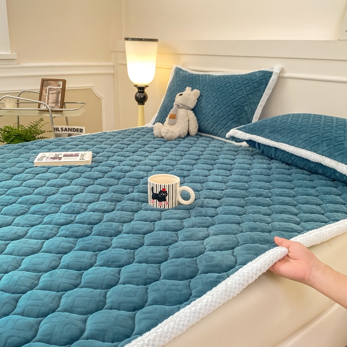 91家纺网 家纺一手货源 找家纺 正邦家纺 2025新款加厚全消光牛奶绒夹棉床褥高克重5D雕花牛奶绒单人床上下铺床护垫 青花蓝