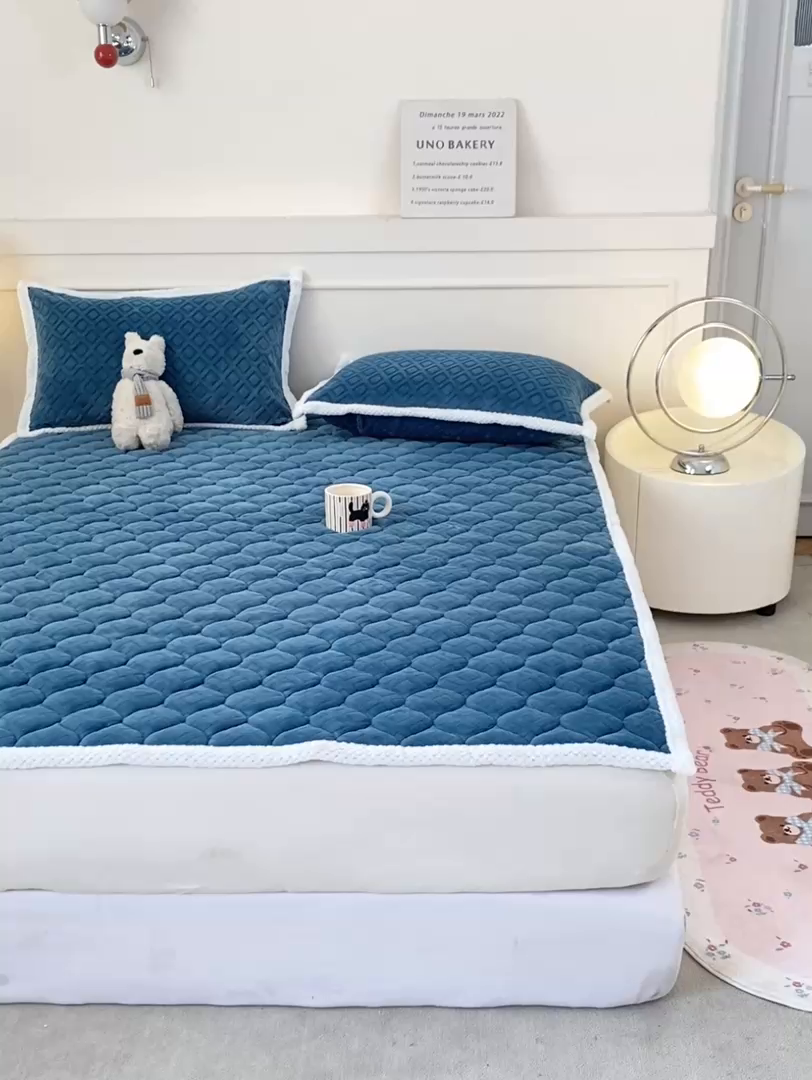 91家纺网 家纺一手货源 找家纺 正邦家纺 2025新款加厚全消光牛奶绒夹棉床褥高克重5D雕花牛奶绒单人床上下铺床护垫 青花蓝