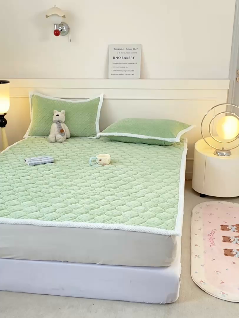 91家纺网 家纺一手货源 找家纺 正邦家纺 2025新款加厚全消光牛奶绒夹棉床褥高克重5D雕花牛奶绒单人床上下铺床护垫 苹果绿