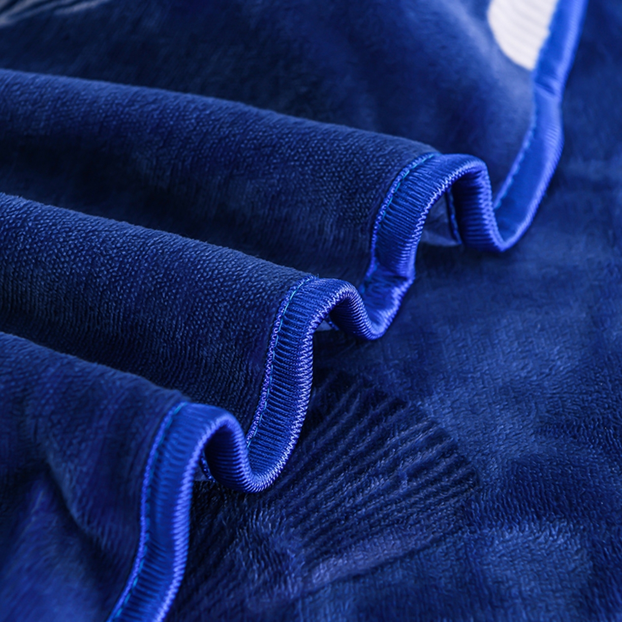 91家纺网 家纺一手货源 找家纺 梦宴 2025新款冬季牛奶绒加厚保暖床裙款法兰绒珊瑚绒四件套床上用品 一叶知秋