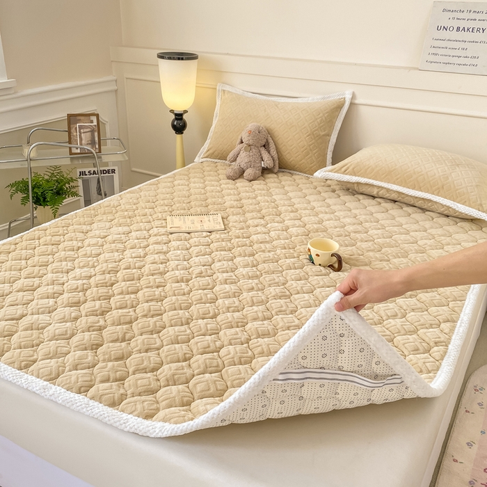 91家纺网 家纺一手货源 找家纺 正邦家纺 2025新款加厚全消光牛奶绒夹棉床褥高克重5D雕花牛奶绒单人床上下铺床护垫 沙茶色