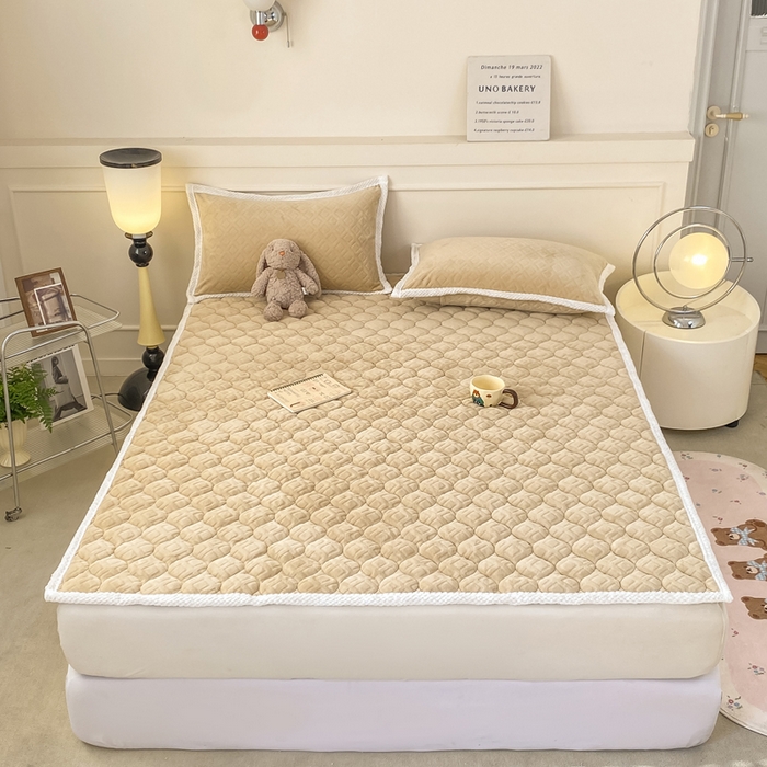 91家纺网 家纺一手货源 找家纺 正邦家纺 2025新款加厚全消光牛奶绒夹棉床褥高克重5D雕花牛奶绒单人床上下铺床护垫 沙茶色