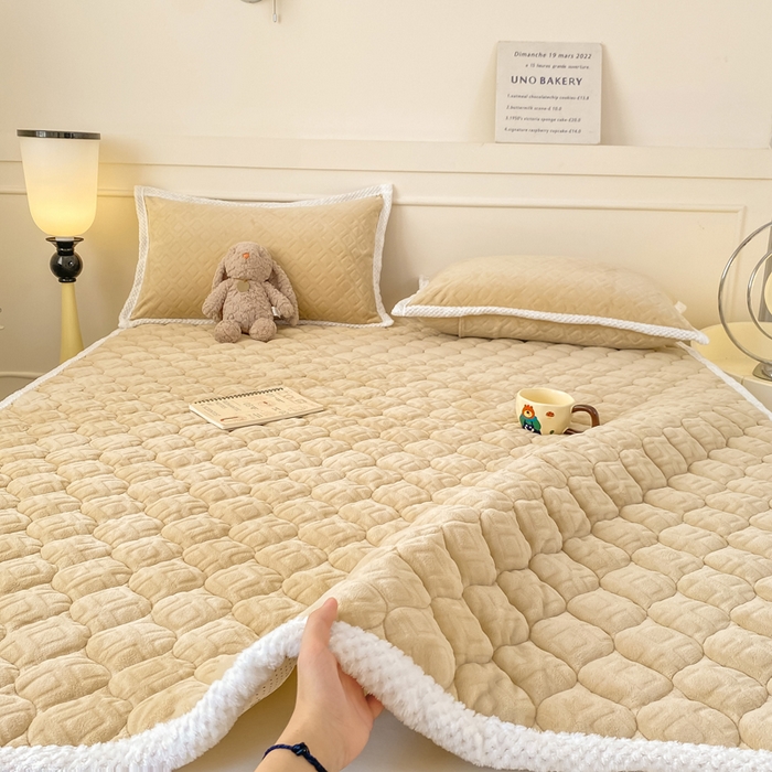 91家纺网 家纺一手货源 找家纺 正邦家纺 2025新款加厚全消光牛奶绒夹棉床褥高克重5D雕花牛奶绒单人床上下铺床护垫 沙茶色