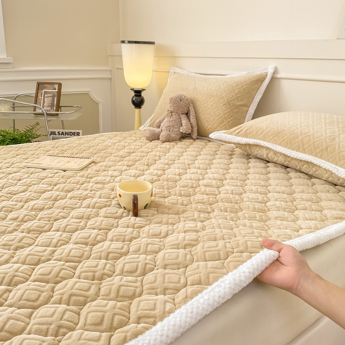 91家纺网 家纺一手货源 找家纺 正邦家纺 2025新款加厚全消光牛奶绒夹棉床褥高克重5D雕花牛奶绒单人床上下铺床护垫 沙茶色