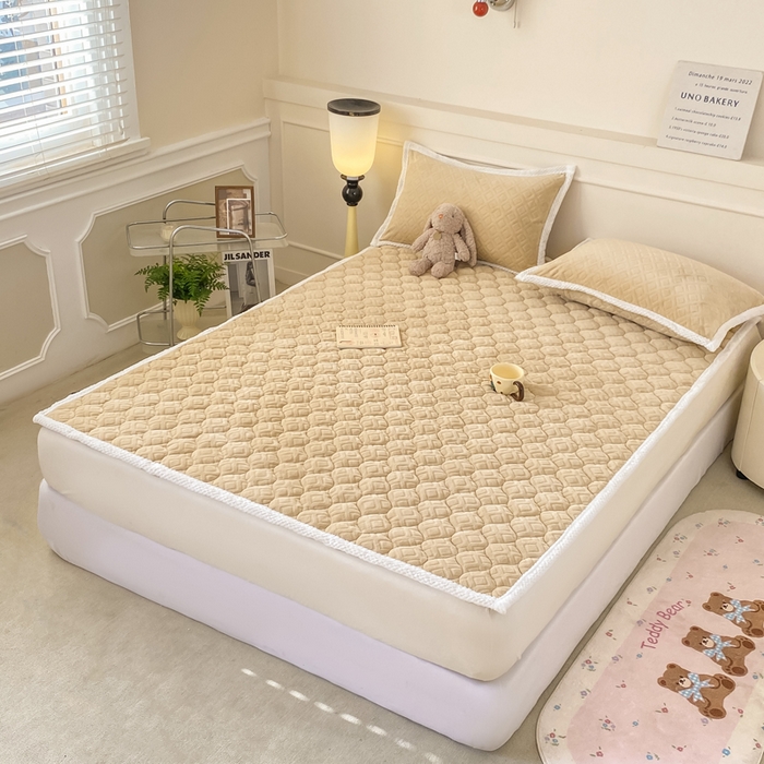 91家纺网 家纺一手货源 找家纺 正邦家纺 2025新款加厚全消光牛奶绒夹棉床褥高克重5D雕花牛奶绒单人床上下铺床护垫 沙茶色