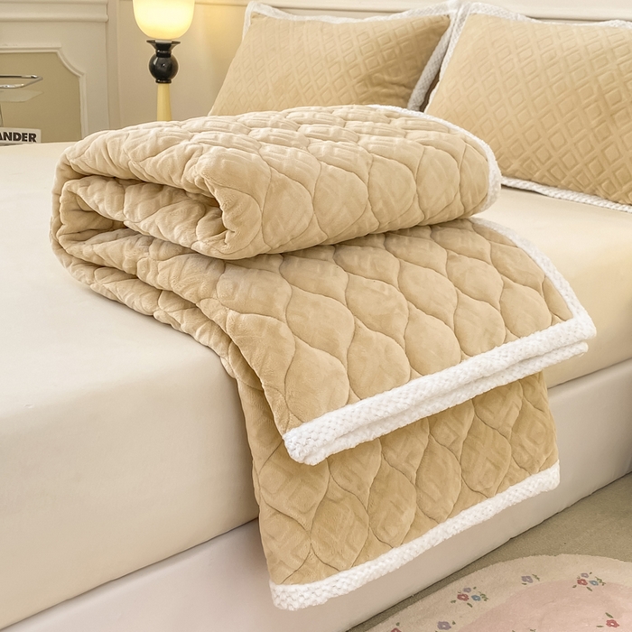 91家纺网 家纺一手货源 找家纺 正邦家纺 2025新款加厚全消光牛奶绒夹棉床褥高克重5D雕花牛奶绒单人床上下铺床护垫 沙茶色