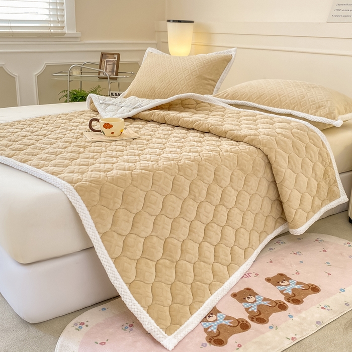 91家纺网 家纺一手货源 找家纺 正邦家纺 2025新款加厚全消光牛奶绒夹棉床褥高克重5D雕花牛奶绒单人床上下铺床护垫 沙茶色