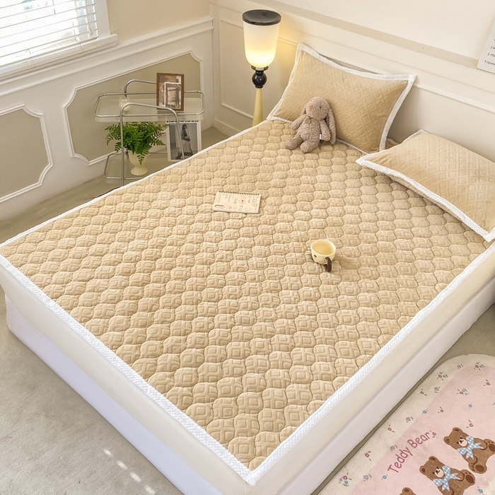 91家纺网 家纺一手货源 找家纺 正邦家纺 2025新款加厚全消光牛奶绒夹棉床褥高克重5D雕花牛奶绒单人床上下铺床护垫 沙茶色