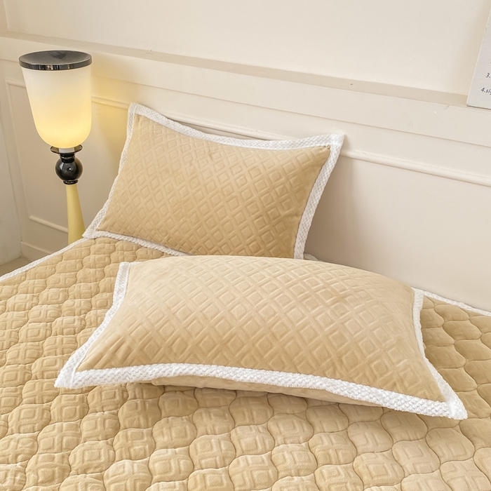 91家纺网 家纺一手货源 找家纺 正邦家纺 2025新款加厚全消光牛奶绒夹棉床褥高克重5D雕花牛奶绒单人床上下铺床护垫 沙茶色