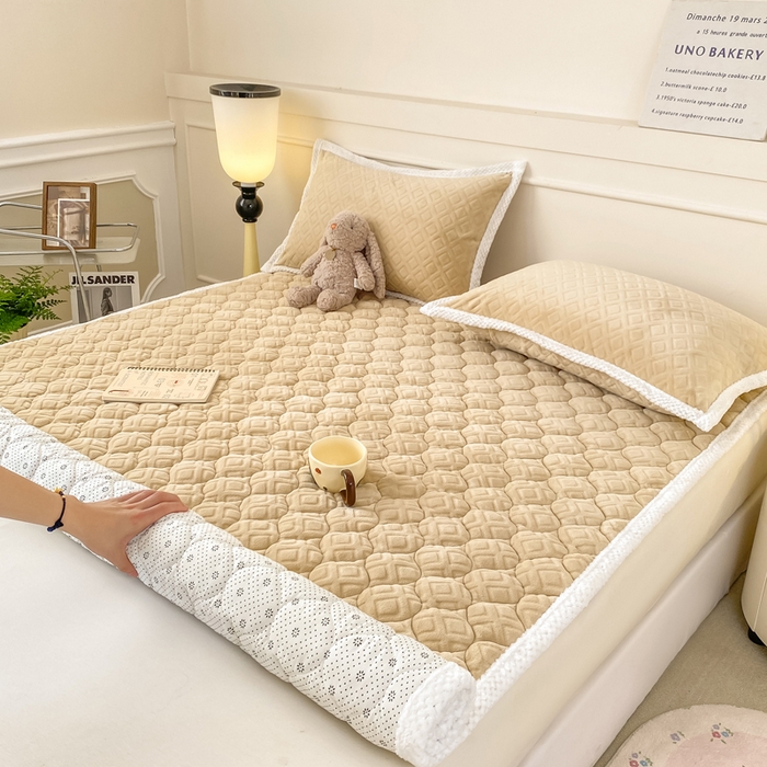 91家纺网 家纺一手货源 找家纺 正邦家纺 2025新款加厚全消光牛奶绒夹棉床褥高克重5D雕花牛奶绒单人床上下铺床护垫 沙茶色