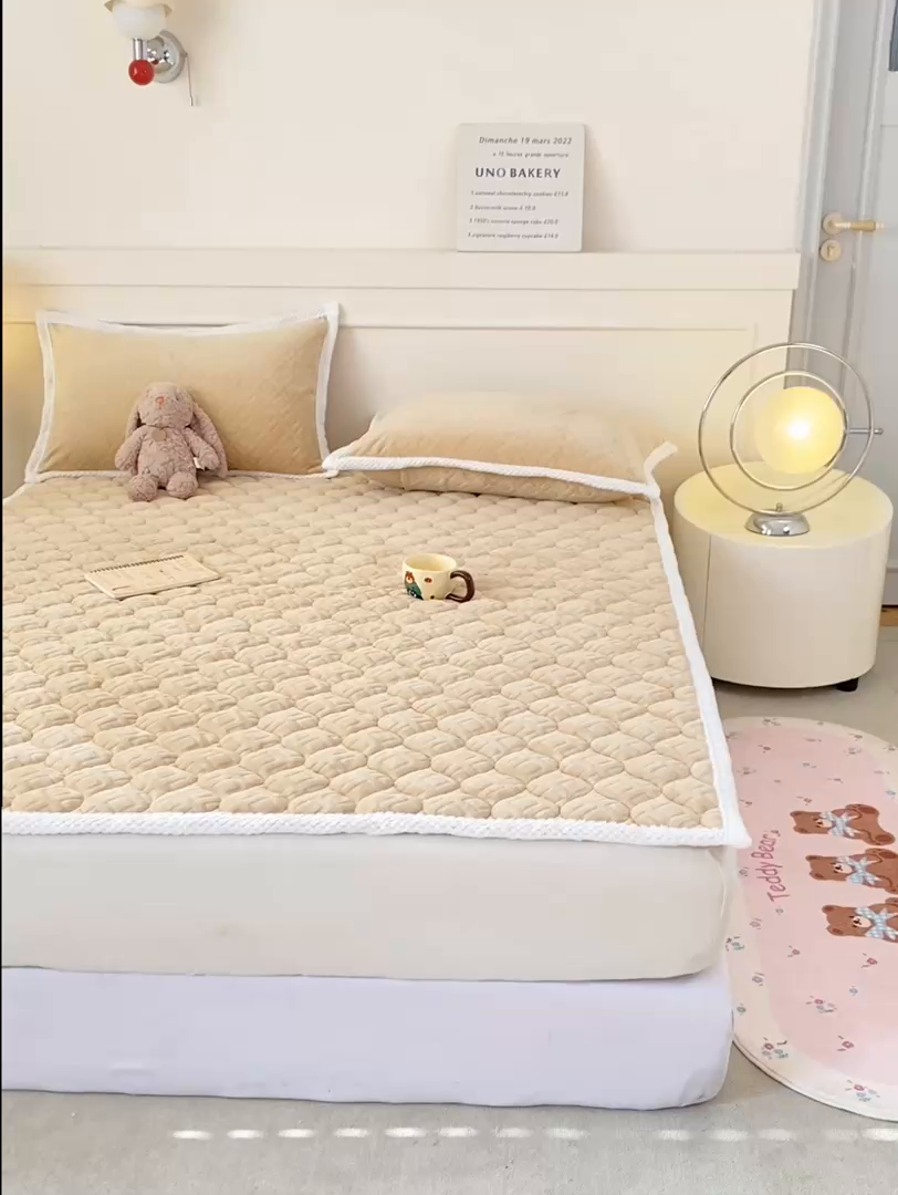 91家纺网 家纺一手货源 找家纺 正邦家纺 2025新款加厚全消光牛奶绒夹棉床褥高克重5D雕花牛奶绒单人床上下铺床护垫 沙茶色