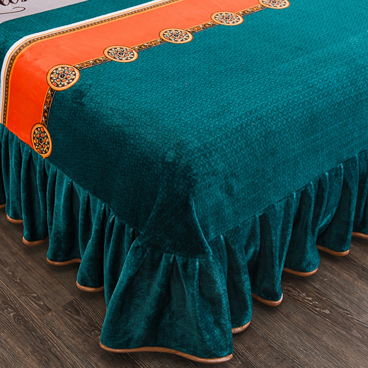 91家纺网 家纺一手货源 找家纺 梦宴 2025新款冬季牛奶绒加厚保暖床裙款法兰绒珊瑚绒四件套床上用品 英伦风尚