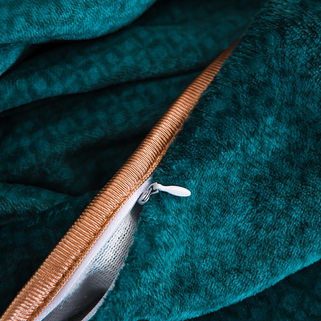 91家纺网 家纺一手货源 找家纺 梦宴 2025新款冬季牛奶绒加厚保暖床裙款法兰绒珊瑚绒四件套床上用品 英伦风尚