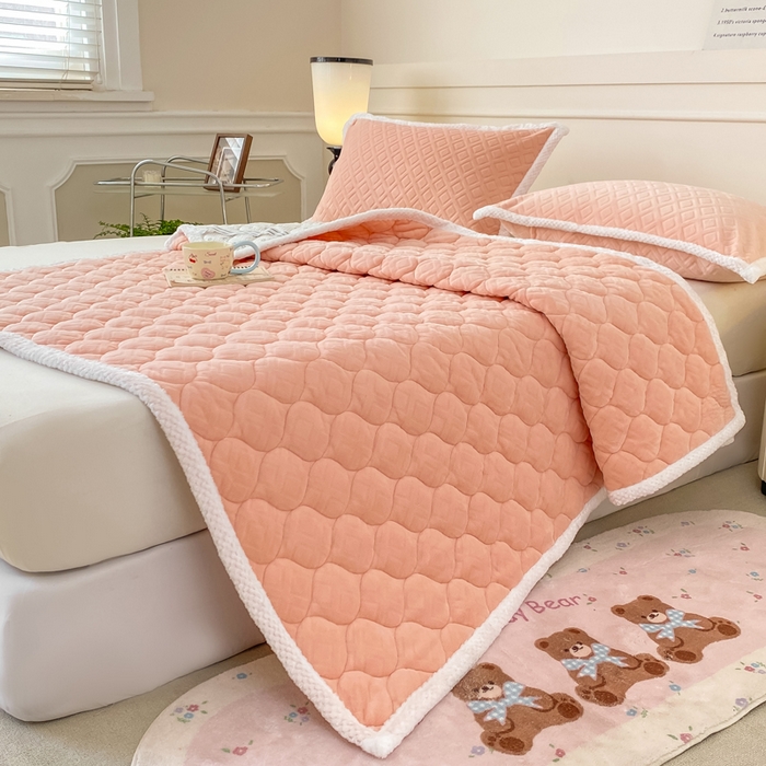 91家纺网 家纺一手货源 找家纺 正邦家纺 2025新款加厚全消光牛奶绒夹棉床褥高克重5D雕花牛奶绒单人床上下铺床护垫 桃夭