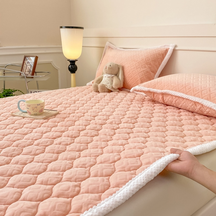 91家纺网 家纺一手货源 找家纺 正邦家纺 2025新款加厚全消光牛奶绒夹棉床褥高克重5D雕花牛奶绒单人床上下铺床护垫 桃夭