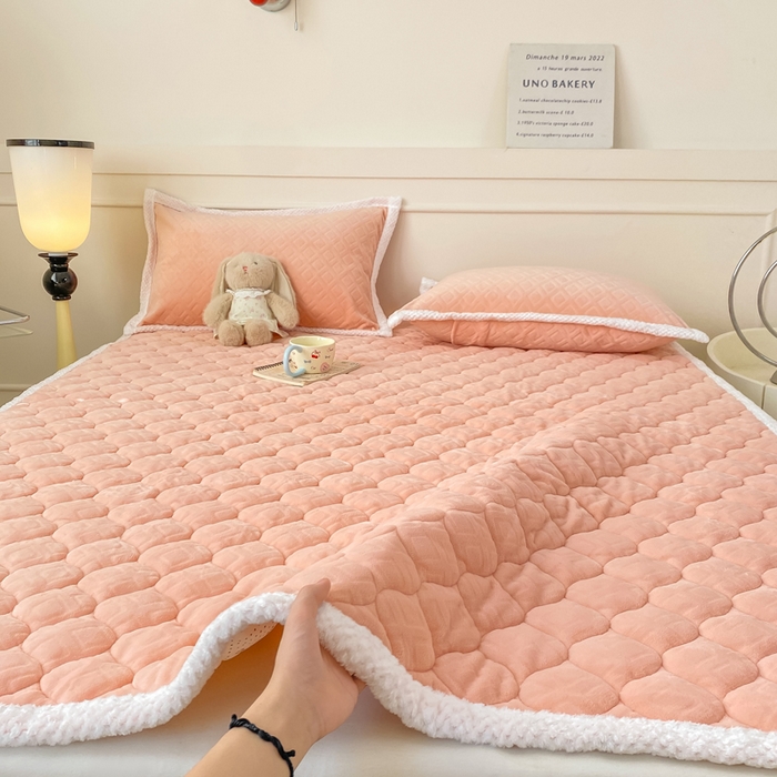 91家纺网 家纺一手货源 找家纺 正邦家纺 2025新款加厚全消光牛奶绒夹棉床褥高克重5D雕花牛奶绒单人床上下铺床护垫 桃夭