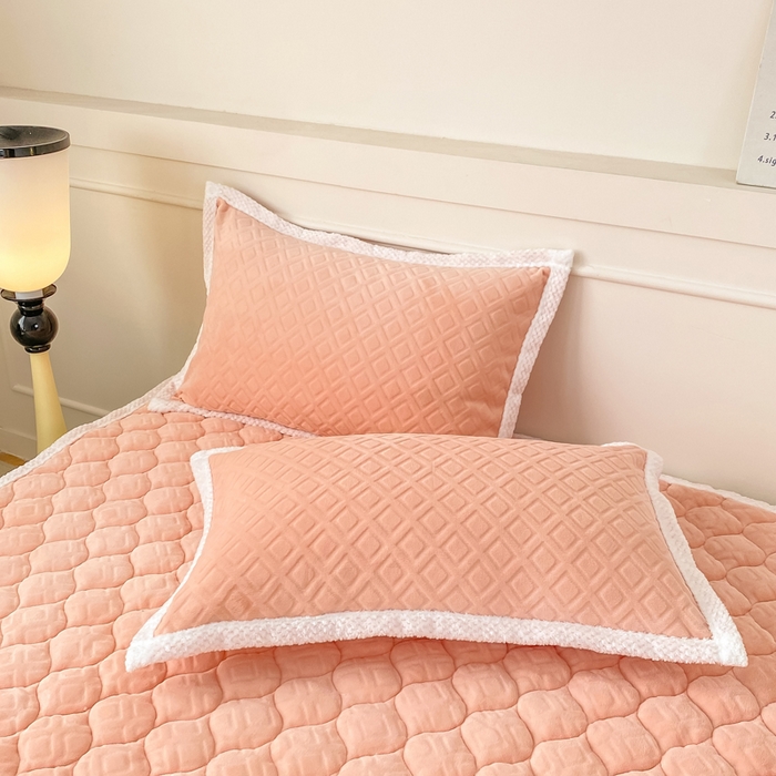 91家纺网 家纺一手货源 找家纺 正邦家纺 2025新款加厚全消光牛奶绒夹棉床褥高克重5D雕花牛奶绒单人床上下铺床护垫 桃夭