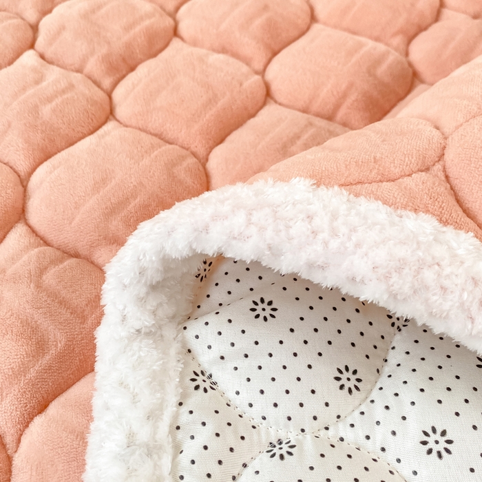 91家纺网 家纺一手货源 找家纺 正邦家纺 2025新款加厚全消光牛奶绒夹棉床褥高克重5D雕花牛奶绒单人床上下铺床护垫 桃夭