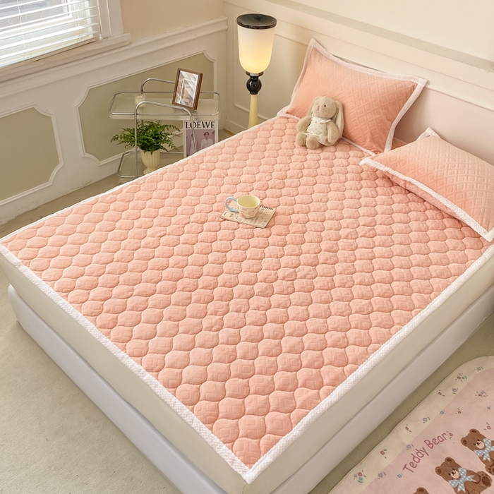 91家纺网 家纺一手货源 找家纺 正邦家纺 2025新款加厚全消光牛奶绒夹棉床褥高克重5D雕花牛奶绒单人床上下铺床护垫 桃夭