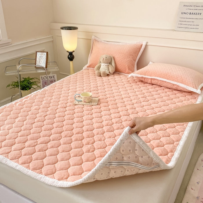 91家纺网 家纺一手货源 找家纺 正邦家纺 2025新款加厚全消光牛奶绒夹棉床褥高克重5D雕花牛奶绒单人床上下铺床护垫 桃夭