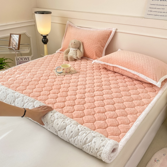 91家纺网 家纺一手货源 找家纺 正邦家纺 2025新款加厚全消光牛奶绒夹棉床褥高克重5D雕花牛奶绒单人床上下铺床护垫 桃夭