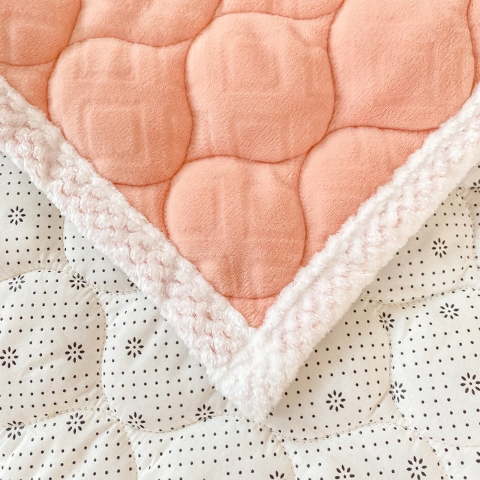 91家纺网 家纺一手货源 找家纺 正邦家纺 2025新款加厚全消光牛奶绒夹棉床褥高克重5D雕花牛奶绒单人床上下铺床护垫 桃夭