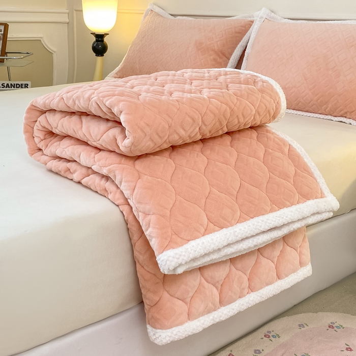 91家纺网 家纺一手货源 找家纺 正邦家纺 2025新款加厚全消光牛奶绒夹棉床褥高克重5D雕花牛奶绒单人床上下铺床护垫 桃夭