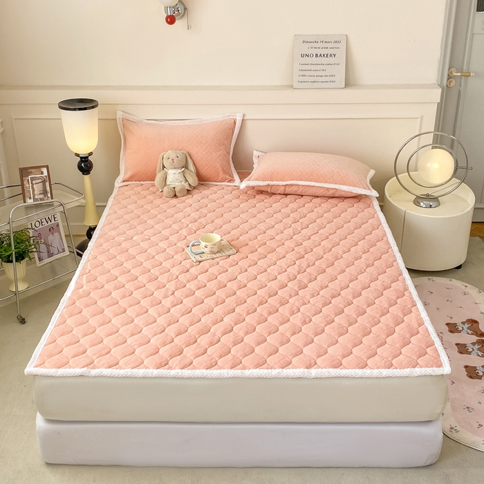 91家纺网 家纺一手货源 找家纺 正邦家纺 2025新款加厚全消光牛奶绒夹棉床褥高克重5D雕花牛奶绒单人床上下铺床护垫 桃夭