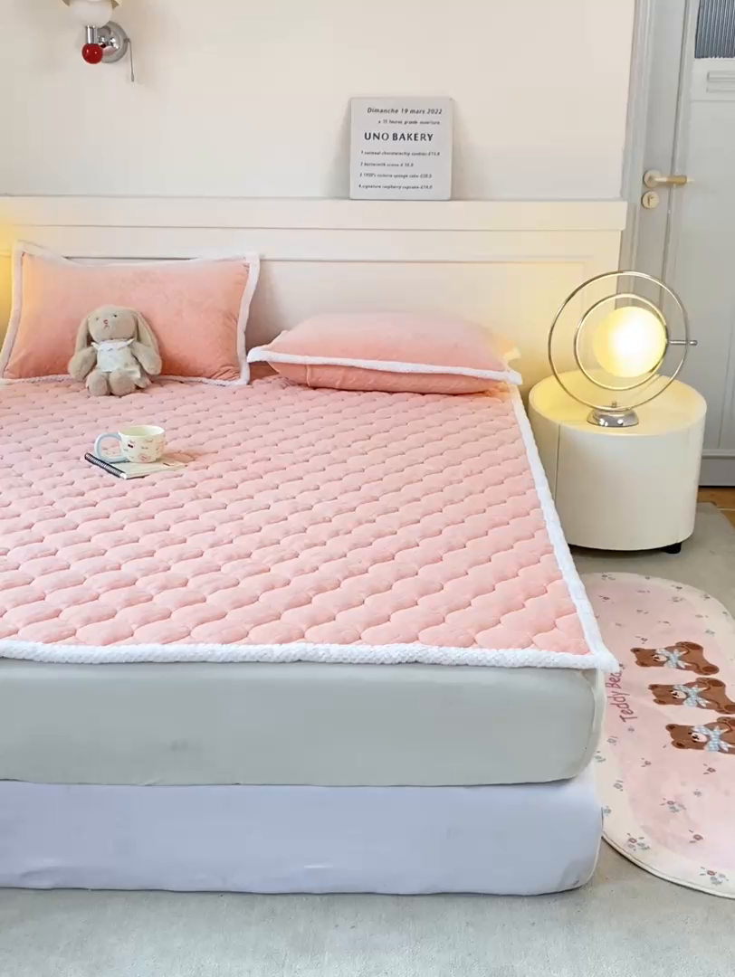 91家纺网 家纺一手货源 找家纺 正邦家纺 2025新款加厚全消光牛奶绒夹棉床褥高克重5D雕花牛奶绒单人床上下铺床护垫 桃夭