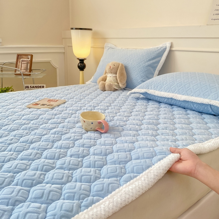 91家纺网 家纺一手货源 找家纺 正邦家纺 2025新款加厚全消光牛奶绒夹棉床褥高克重5D雕花牛奶绒单人床上下铺床护垫 月蓝