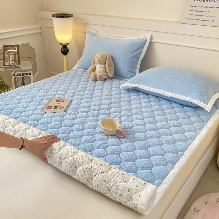 91家纺网 家纺一手货源 找家纺 正邦家纺 2025新款加厚全消光牛奶绒夹棉床褥高克重5D雕花牛奶绒单人床上下铺床护垫 月蓝