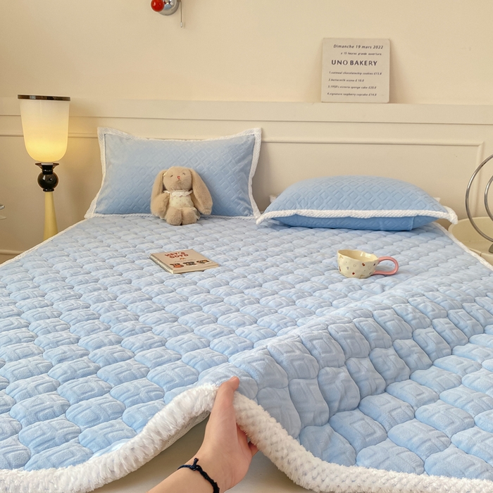 91家纺网 家纺一手货源 找家纺 正邦家纺 2025新款加厚全消光牛奶绒夹棉床褥高克重5D雕花牛奶绒单人床上下铺床护垫 月蓝