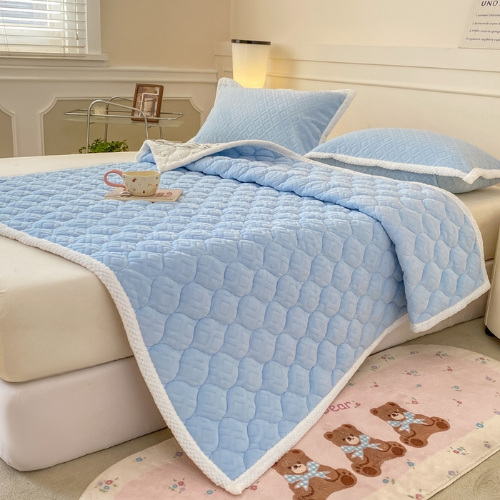 91家纺网 家纺一手货源 找家纺 正邦家纺 2025新款加厚全消光牛奶绒夹棉床褥高克重5D雕花牛奶绒单人床上下铺床护垫 月蓝